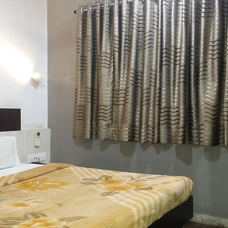 Hotel Decent スーラト エクステリア 写真