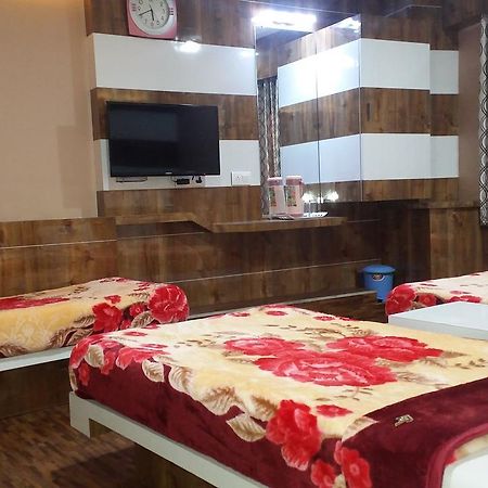 Hotel Decent スーラト エクステリア 写真