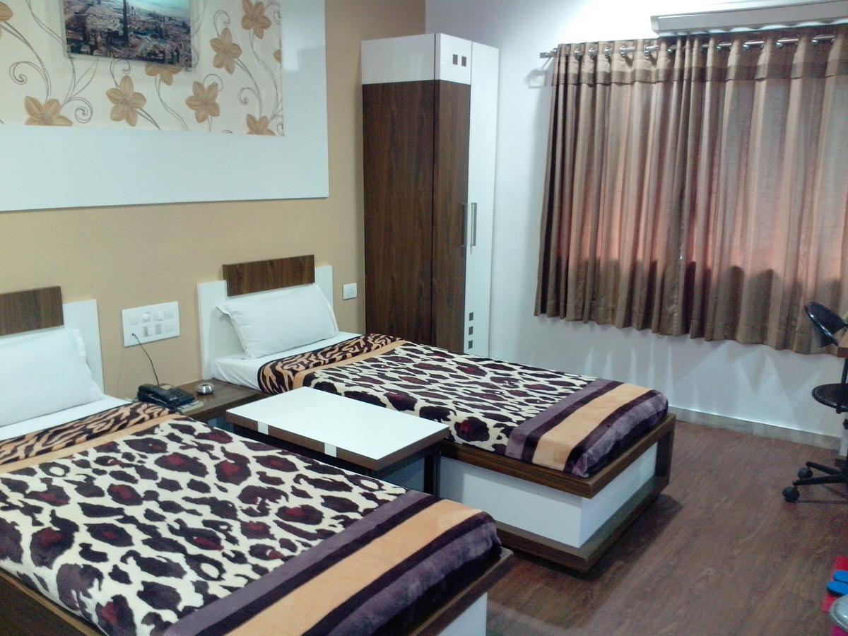Hotel Decent スーラト 部屋 写真